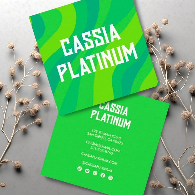 Retro Big Bold Vågar-minimalistiska Social-ikoner Fyrkantigt Visitkort (Colorful lime green wavy stripes decorate these custom business cards with social media icons)
