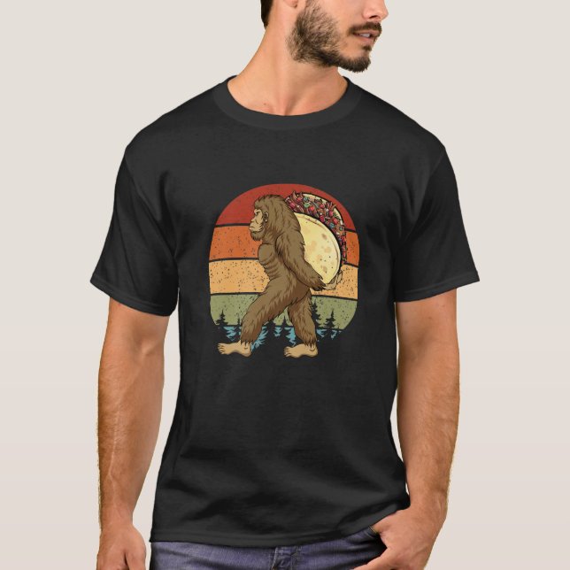Retro Bigfoot Carshing Taco Mexican Sasquatch Cinc T Shirt (Framsida)