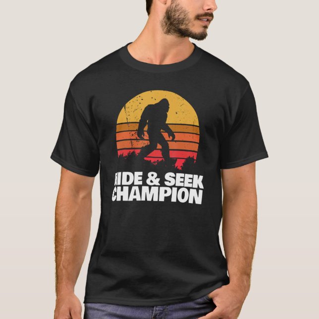Retro Bigfoot Gömmer och Seek Champion T Shirt (Framsida)