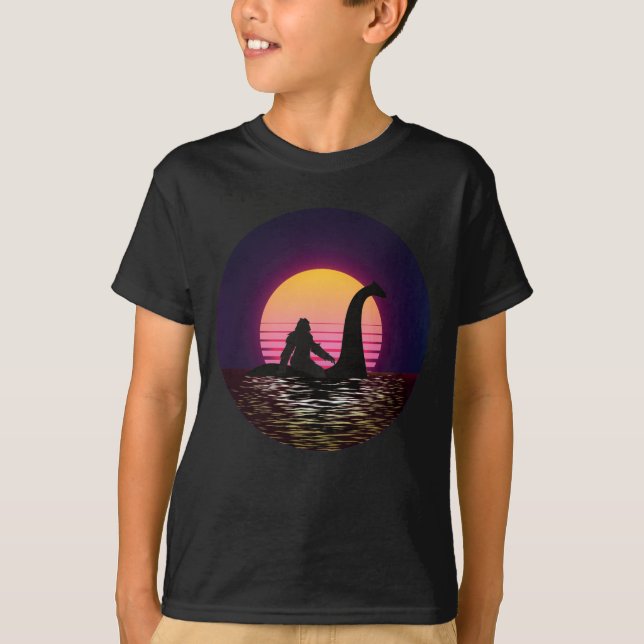 Retro Bigfoot Riding Loch Ness Boy T Shirt (Framsida)