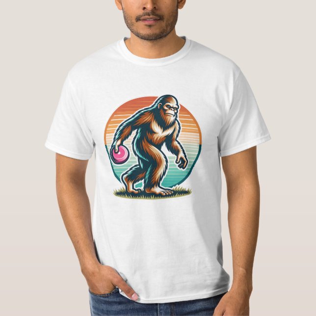 Retro Bigfoot Sasquatch Disk Golf T Shirt (Framsida)