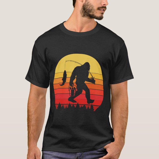 Retro Bigfoot Sasquatch Fishing Angler T Shirt (Framsida)