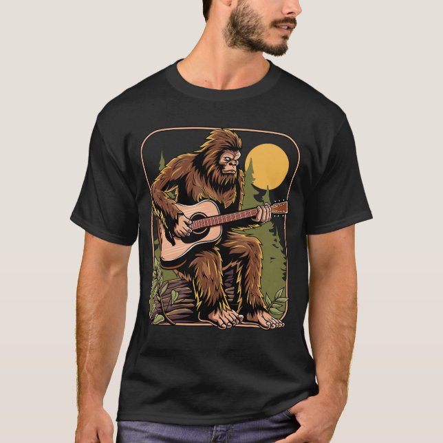 Retro Bigfoot Sasquatch spelar upp akustiskt gitar T Shirt (Framsida)