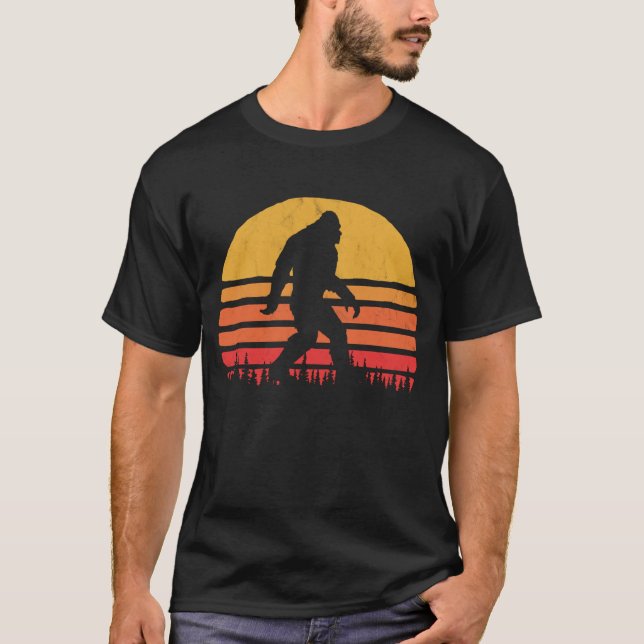 Retro Bigfoot Silhouette Sun Believe T Shirt (Framsida)