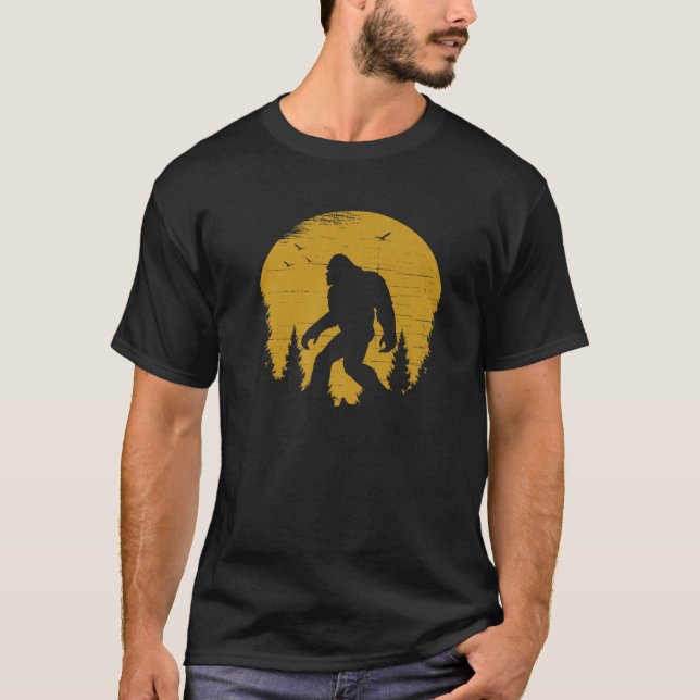 Retro Bigfoot Silhouette Sunset Sasquatch T Shirt (Framsida)
