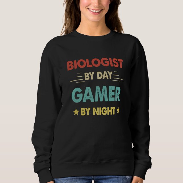 Retro Biologist By Day Gamer By Night T Shirt (Framsida)
