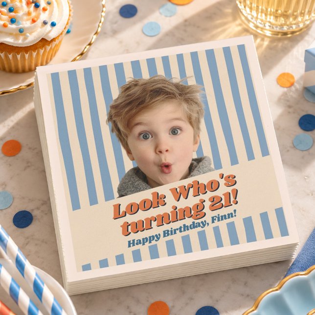 Retro Blå Foto Födelsedagsjubileum Pappersservett (Paper napkin with blue stripes, custom photo cutout, retro typography, and birthday text.)