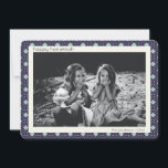 Retro Blå Mid Century Mod Mönster Hanukkah Foto Julkort<br><div class="desc">Trendig,  modern och enkel retro mid century mod linjemönster i blått och vitt för Hanukkah,  personlig med ditt namn och foto.</div>