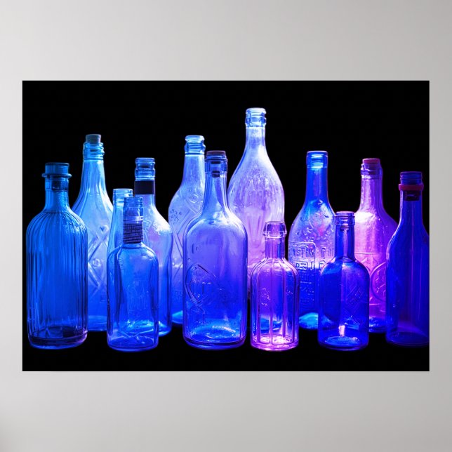 Retro blåa glasflaskor i fönsterväggen poster (Framsidan)