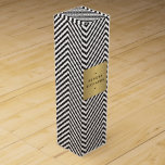 Retro Black and White Mönster Guld Namn Vin Presentask För Vinflaska<br><div class="desc">Koordinerar utformningen av Logotypen Retro Black and White Mönster Namn före 1201AM. © 1201AM KREATIV</div>