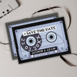 Retro Black Cassette Tape Bröllop Spara Datumet<br><div class="desc">Retro Black Cassette Tape Bröllop spara datum-kort - Groovy Vintage Vibes för din Speciella dag. Ta med dina gäster i tid med våra unika spara-till-datum-kort för bröllop med en fetstilt, mörk-estetisk, gotisk kassettbanddesign för stil. Bygg upp det grovaste av 70-, 90- och 60-talen, eftersom dessa kort utan problem blandar nostalgi...</div>