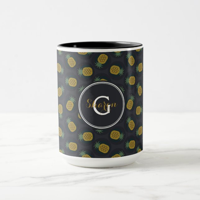 Retro black guld pineapple mönster monogram mugg (Center)