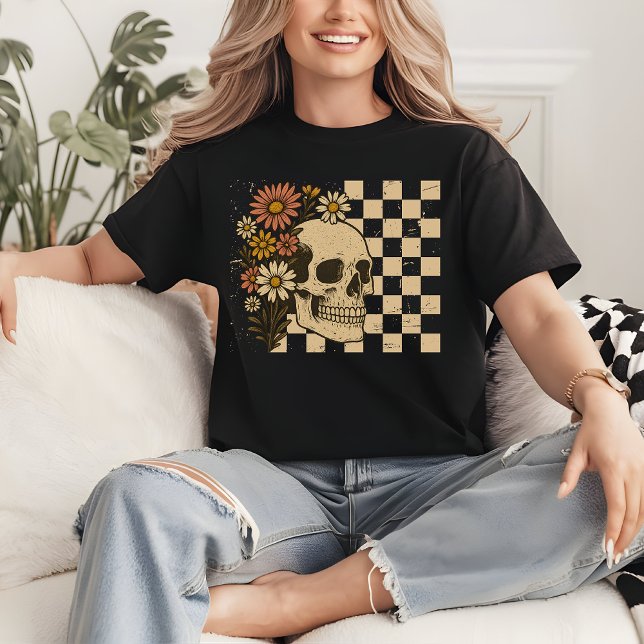 Retro Blommig Skelett Tröja | Kuslig Säsong Tröja (creepy season shirt, checkered skeleton, floral skull shirt, vintage Halloween shirt for women,)