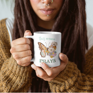 Retro Blommigt Butterfly Den här Mamman Prays Kaffemugg