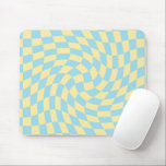 Retro Blue Gult Pastel Warpe Checkerboard Musmatta<br><div class="desc">Perfekt,  skevad designkudde i pastel färg,  fullt av underbara vibes. Moderna,  förvrängda checkers i pastellviolett,  lila,  lera och pastelliserad gult färg. Den här trevliga,  psykedeliska designen tar dig till underlandet.</div>