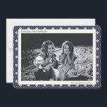 Retro Blue Mid Century Mod Mönster Hanukkah Photo Julkort<br><div class="desc">Trendig,  modernt och enkelt mod linjer mönster i mitten av århundradet i blått och vitt för Hanukkah,  personlig med ditt namn och din bild.</div>