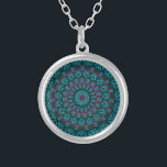 Retro Boho Chic Bohemian Southwest Mandala Silverpläterat Halsband<br><div class="desc">En mandala (sanskrit för "cirkel") är en konstnärlig återgivning av mer eftertanke och djupare betydelse som ges som en geometrisk symbol som används i andlig,  känslomässigt eller psykologiskt arbete för att fokusera sin uppmärksamhet</div>