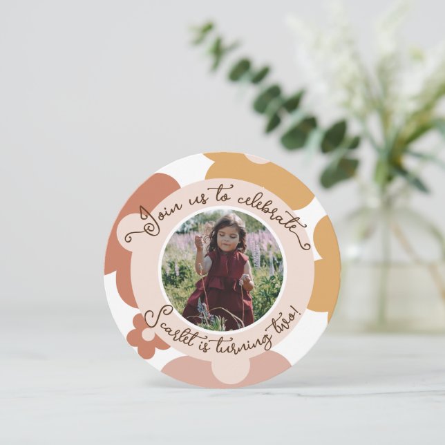 Retro Boho Daisy Birthday Girl Round Inbjudningar (Stående Fram)
