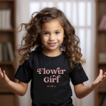 Retro Boho Dusty Ro Typography | Flower Girl T Shirt<br><div class="desc">Det här trendiget är en enkel T-shirt med ord "Flower Girl" i typografin ro i retro,  tillsammans med ett utrymme för hennes namn,  och det är en perfekt gåva till medlemmar av din brudens sida.</div>
