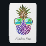 Retro boho panas med solglasögon iPad mini skydd<br><div class="desc">Möt vår vackra lila ananas och rockar ett par solglasögon i coolan med en bachisväng! I skuggornas reflektion hittar du en serenstrandscen som är komplett med mousserande vatten och en svällande handflatan träd. Ananas unika lila hue spegel, som skakar yta i havet, skapar denna utformning en perfekt blandning av tropiska...</div>