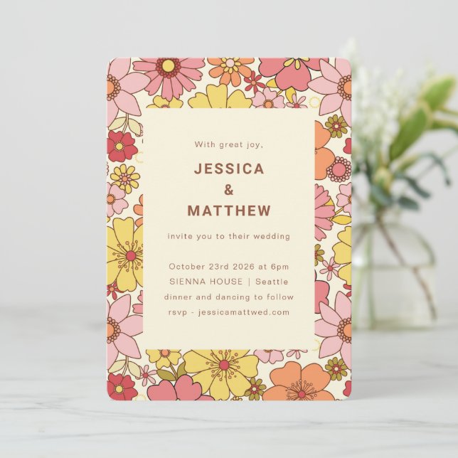 Retro Boho Rosa Gult Blommig Groovy Bröllop Inbjudningar (Stående Fram)
