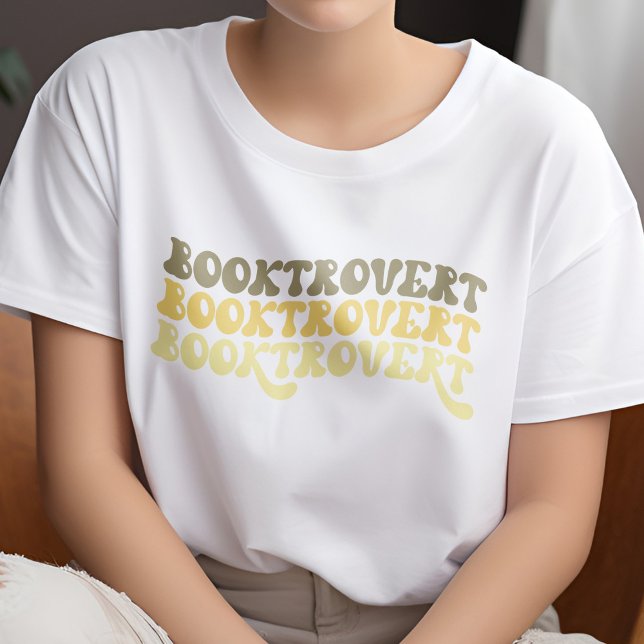 Retro Booktrovert med flerfärgad Gult Bok Älskare T Shirt (Skapare uppladdad)
