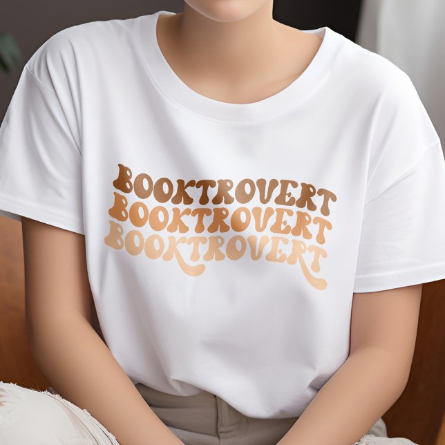 Retro Booktrovert med flerfärgad Orange Bok Älskar T Shirt (Skapare uppladdad)