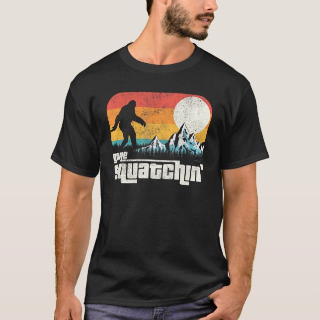Retro Borta Squatchin Sasquatch Yeti Bigfoot T Shirt (Framsida)