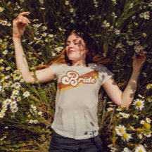 Retro Bride Typography Summer Rainbow Bröllop T-Sh