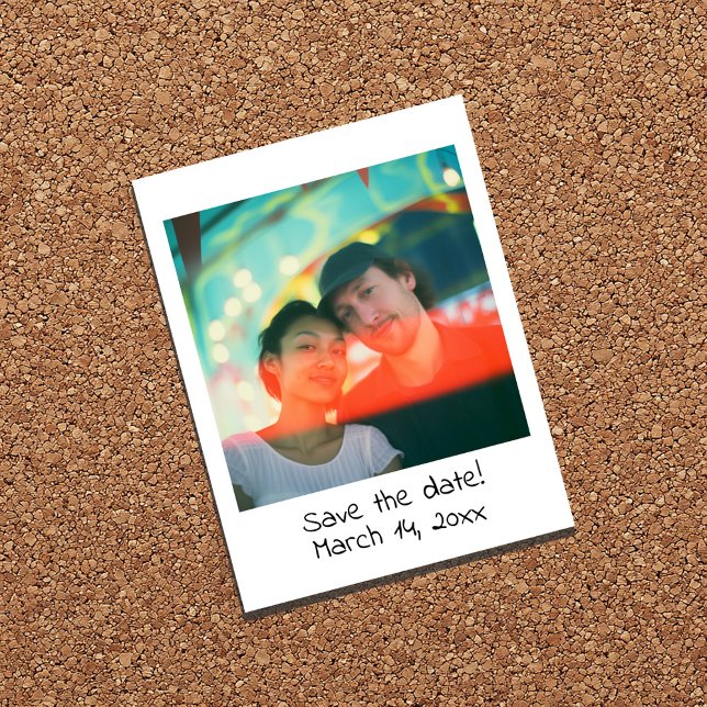 Retro bröllop spara datumet inbjudan vykort (Retro instant photo save the date card featuring a couple’s picture and style handwritten text)