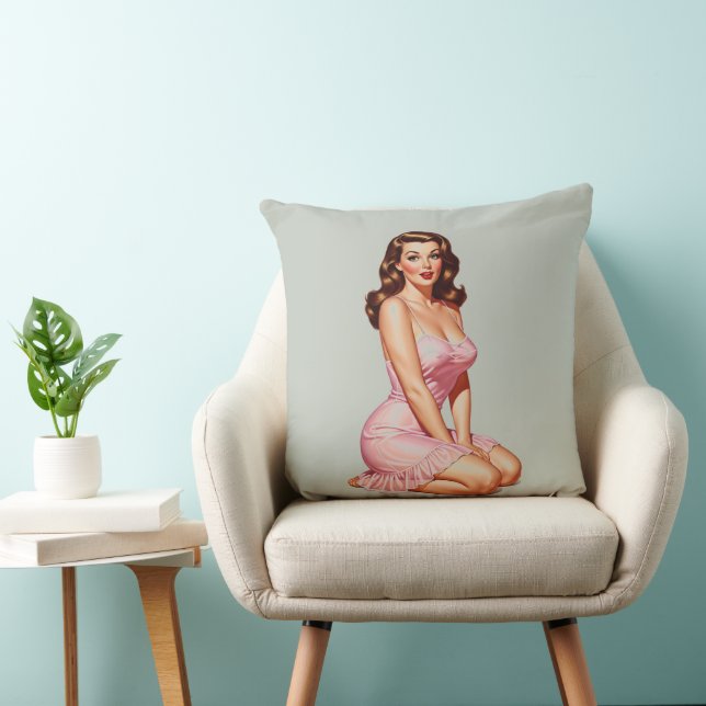 Retro Brunette Pin-up Girl in Rosa Kudde (Stol)