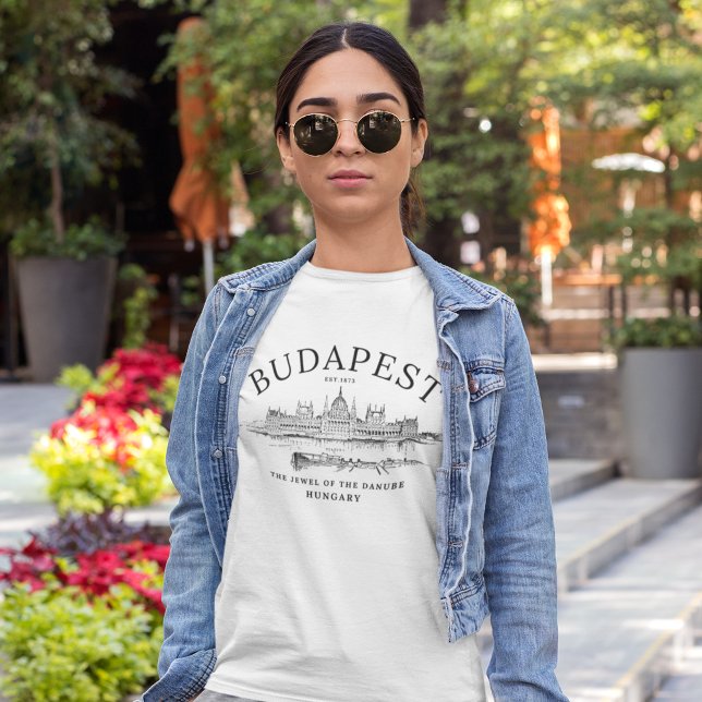 Retro Budapest: Eternal Beauty of Hungary’s Heart T Shirt (Skapare uppladdad)
