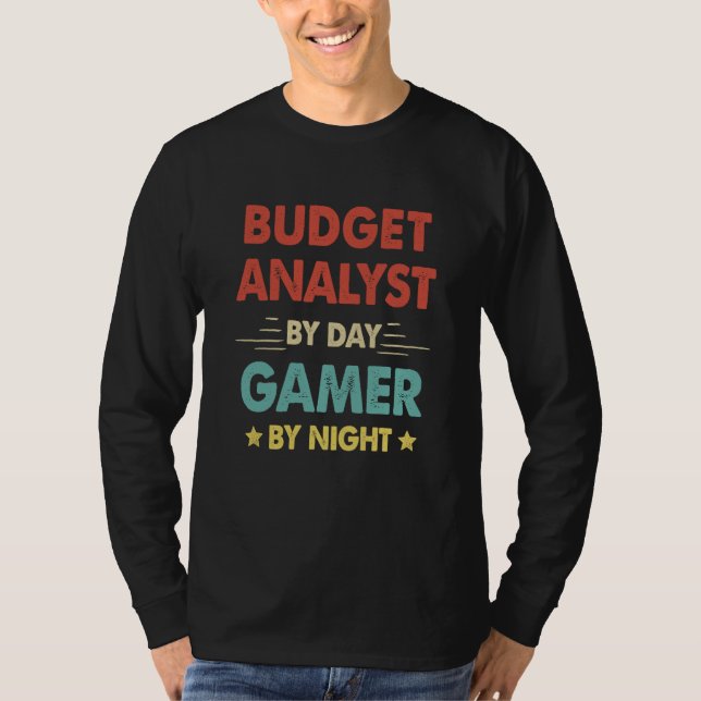 Retro Budget Analyst By Day Gamer By Night T Shirt (Framsida)