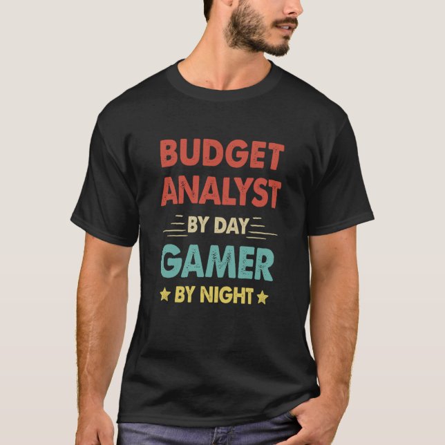 Retro Budget Analyst By Day Gamer By Night T Shirt (Framsida)