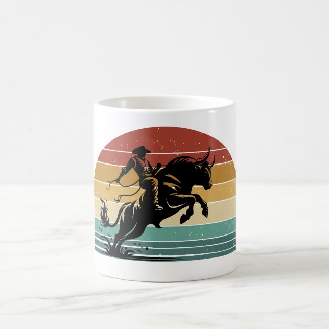 Retro Bull Riding Sunset Western Art Magisk Mugg (Center)