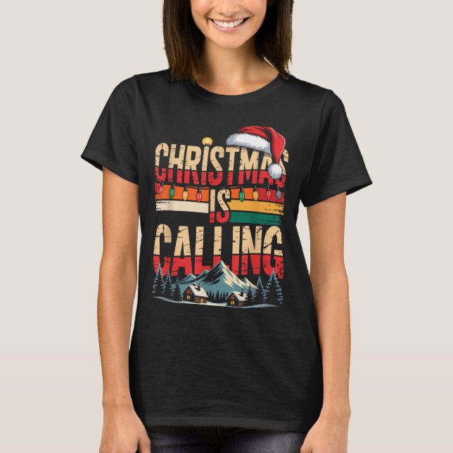 Retro Cabin Snowy Christmas Calling Lights Holiday T Shirt (Framsida)