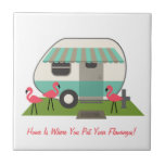 Retro Camper med flamingos Kakelplatta<br><div class="desc">En platta med en illustration av en reflexanordning med rosa flamingos på varvet.  Texten säger: "Hemma är där du lägger dina lamingor!"</div>