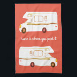 Retro Camper Motorhome RV Rust Red kökshandduk<br><div class="desc">Dansa ditt kök med den här coolan handduken. Gör en underbar hemmabio eller jubileumsgåva! Du kan anpassa den och även lägga till text. Kolla min affär efter mycket mer färg och mönster plus matchande köket saker!</div>