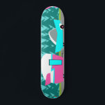 Retro Camper/Trailer och Car Skateboard<br><div class="desc">Denna Retro-kamera/släpvagn och bilskateboard har ett modernt, minimalistiskt tecknad teckning som lämnar redot att ta sig till den öppna vägen. Som en hyllning till 1950-talet har den här konstruktionen en vintage turkofferbil med vit topp, som drar en kitschyfärs resvagn till slutdestinationen. Den helt återställda, retro RV har en shock rosa...</div>