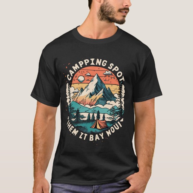 Retro Camping Spot T-Shirt - Bergen Äventyr och (Framsida)