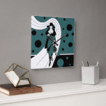 Retro Catwalk -modell, Vintage Art Deco-mote Fyrkantig Klocka<br><div class="desc">Vintage illustration art deco design med en chic kvinna iförd hatt och kappa och bärandes en handväska. Kvinnan går längs en flytande stig. Svarta prickar, cirklar eller bubblor svävar runt omkring. Bakgrunden är genomskinlig så att du kan lägga till valfri färg! Klicka på "Anpassa"-knappen! Den nuvarande hex-koden är en djup...</div>