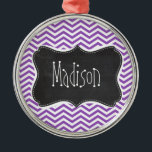 Retro Chalkboard, Deep Lilac Chevron Julgransprydnad Metall<br><div class="desc">Du kommer att kärlek den här söta,  elegant,  vintage-chalkboard-designen med Deep Lilac Chevron mönster-design! Vi inbjudningarna dig till vår butik,  Möhippa Shop,  för att se den här coolan,  den här återmönsterkartan på många fler produkter av underbart anpassade,  inklusive giffelknappar,  moderna bröllopsstämplar och trendig chalk Inbjudningskort för möhippa! Tack!</div>