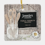 Retro Chalkboard, Mason Burk och Daisy Julgransprydnad Keramik<br><div class="desc">Lägg till en namn och mer för att anpassa den här charmerande köksdesignen med en vintage Mason burk,  träredskap och en daisy. Underbart för människor som kärlek att laga mat. Amelia Carrie.</div>