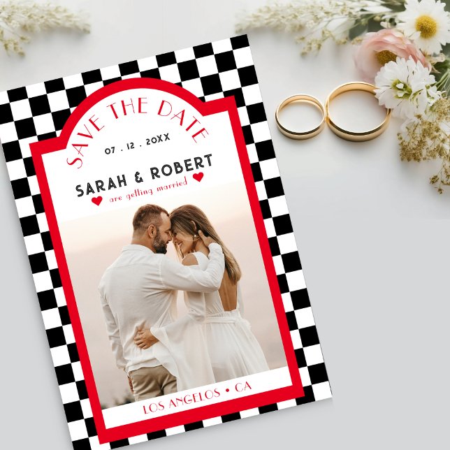 Retro Checkerboard Photo Red Black & White Bröllop Spara Datumet (Retro Checkerboard Photo Red Black & White Wedding Save The Date)