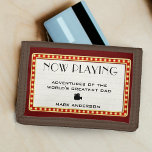 Retro Cinema Theater Marquee Sign Pappa Fars dag<br><div class="desc">Mörk röd/burgundisk filmteaterfilm marschskylt brun plånbok för pappa. Anpassa texten med ert eget citat och pappa namn. Underbar för gåva till far på hans födelsedag eller Fars dag.</div>