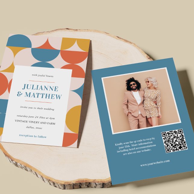 Retro Circle Scallop Mid Century QR CODE PHOTO Inbjudningar (Photo Wedding invitation with Qr code and Vintage Retro Bold print pattern in blue orange and yellow)