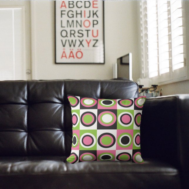 Retro Circles Mönster Rosa Grönt Black White Kudde (A throw pillow with a retro pattern of green, black, pink and white circles)