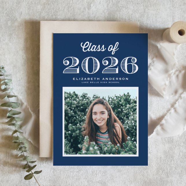Retro Class of 2024 Marinblå Foto Examen Inbjudningar (Customizable navy blue photo graduation invitation featuring vintage calligraphy. )