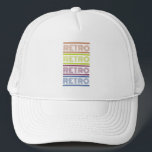 Retro Classic 90s färgstark text - hatt Keps<br><div class="desc">Bygg upp 90-talets feta och pulserande anda med den här klassiska reflexen som innehåller färgstark 90-talsininspirerad text. Som tillbehör till perfekten för alla som kärlek på 1990-talets fet stil och energi kommer den att ge vintagen en liten fläkt till alla utrustningar. Vare sig du är ute med vänner eller njuter...</div>