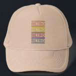 Retro Classic 90s färgstark text - hatt Keps<br><div class="desc">Bygg upp 90-talets feta och pulserande anda med den här klassiska reflexen som innehåller färgstark 90-talsininspirerad text. Som tillbehör till perfekten för alla som kärlek på 1990-talets fet stil och energi kommer den att ge vintagen en liten fläkt till alla utrustningar. Vare sig du är ute med vänner eller njuter...</div>